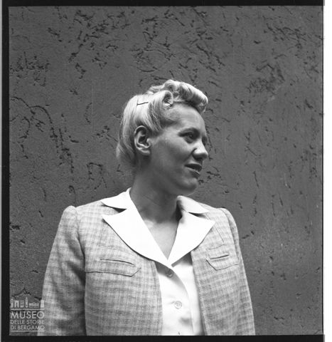 Ritratto a tre quarti di giovane donna