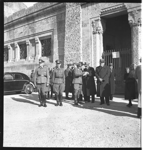 Militari tedeschi e civili all'esterno del cimitero monumentale di Bergamo