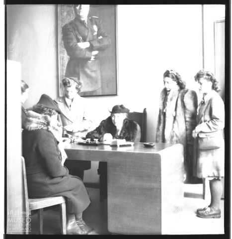 Donne intorno ad un tavolo