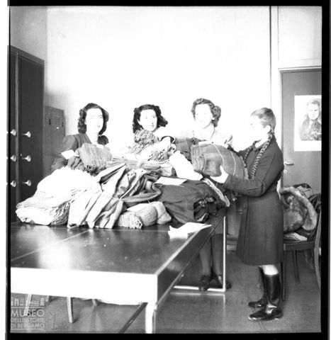 Ritratto di donne con maglieria ed indumenti