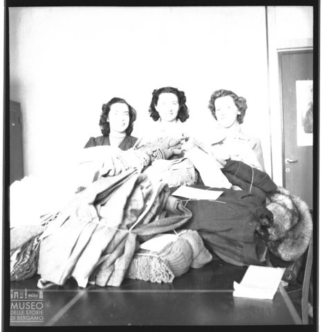 Ritratto di donne con maglieria ed indumenti