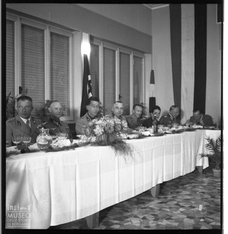 Ritratto di gruppo di ufficiali italiani e tedeschi durante una cena del Comando Militare Provinciale della RSI