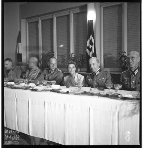 Donna tra ufficiali nazisti