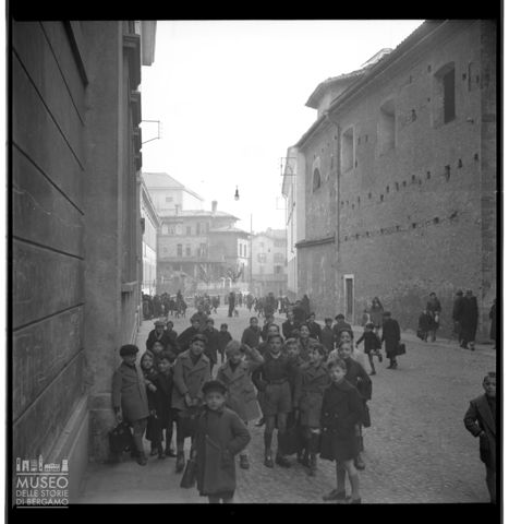 Bambini all'uscita da scuola