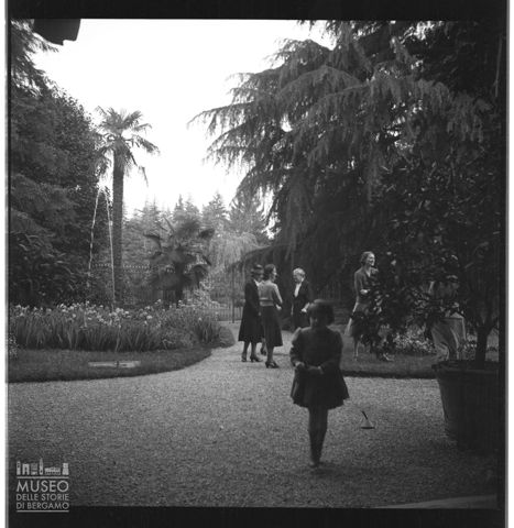 Donne conversano nel giardino di una villa