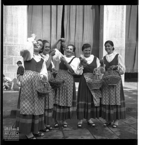 Donne in abiti tradizionali in occasione della Festa dell'Uva