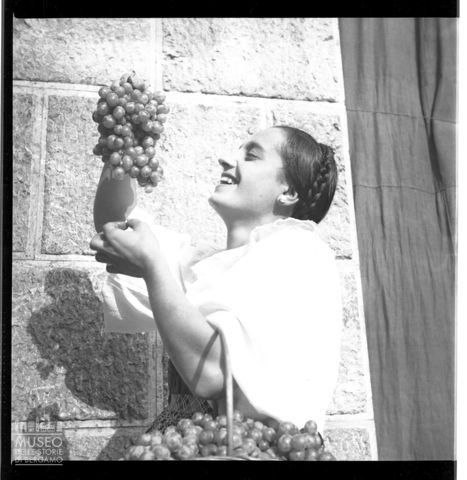 Ritratto di donna con grappolo d'uva
