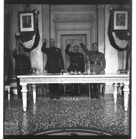 Autorità fasciste durante un saluto romano