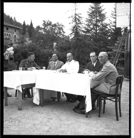 Ritratto di ufficiali nazisti e uomini in abito civile