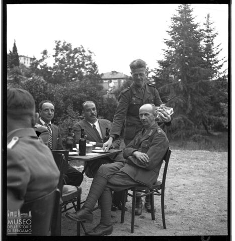 Ritratto di militari nazisti e uomini in abiti civili