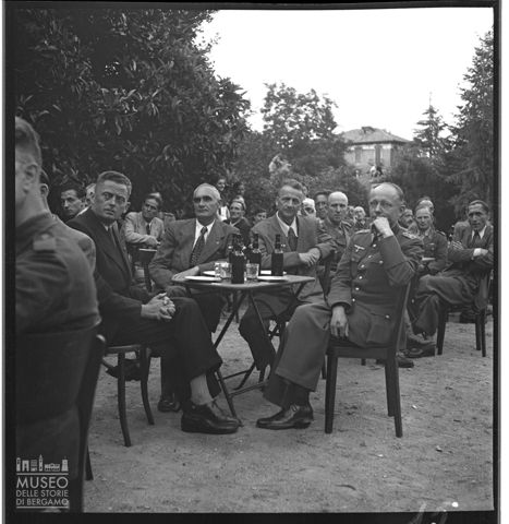 Ritratto di militari nazisti e uomini in abiti civili