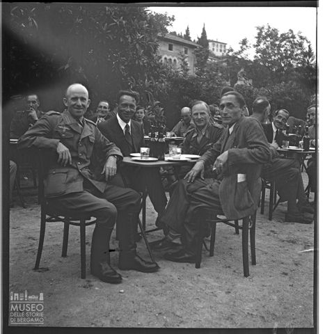 Ritratto di militari nazisti e uomini in abiti civili