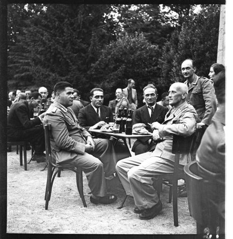Ritratto di militari nazisti e uomini in abiti civili
