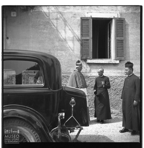 Il vescovo di Bergamo Adriano Bernareggi in compagnia di due sacerdoti