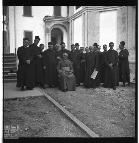 Ritratto di gruppo del vescovo di Bergamo Adriano Bernareggi con sacerdoti