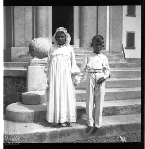 Ritratto di due bambini sulla scalinata della Chiesa di San Rocco a Selvino