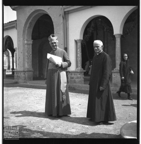 Ritratto di Adriano Bernareggi con un sacerdote