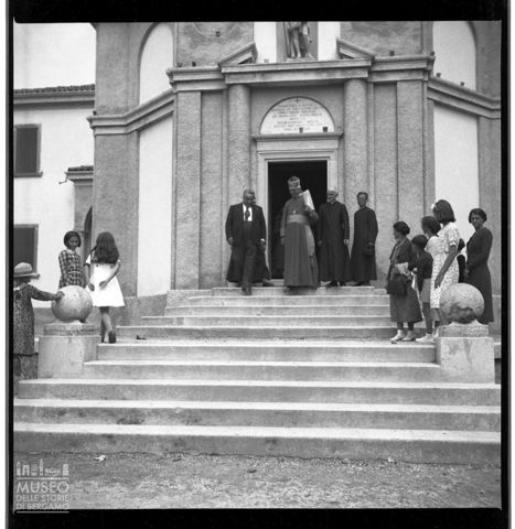 Adriano Bernareggi sulla scalinata della chiesa di San Rocco a Selvino