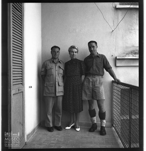 Eva Von Wunster in compagnia di due militari inglesi