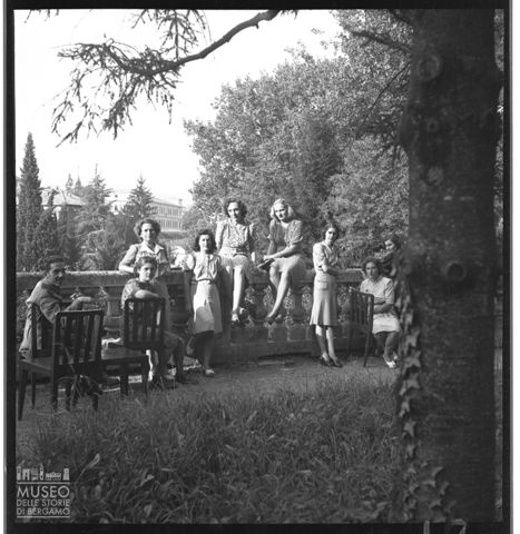 Ritratto di gruppo di donne con un militare