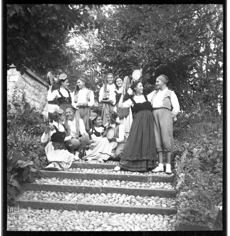 Ritratto di gruppo di donne in abiti tradizionali