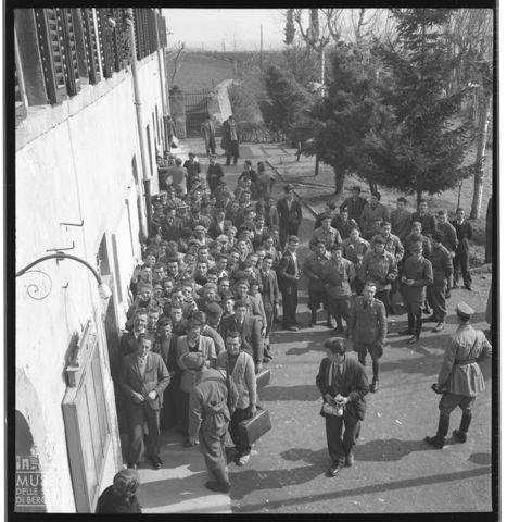 Ritratto di gruppo di civili e militari
