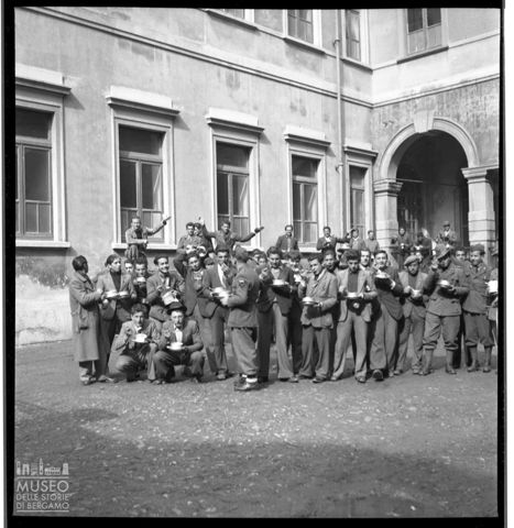 Ritratto di gruppo durante un pasto