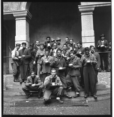 Ritratto di gruppo durante un pasto
