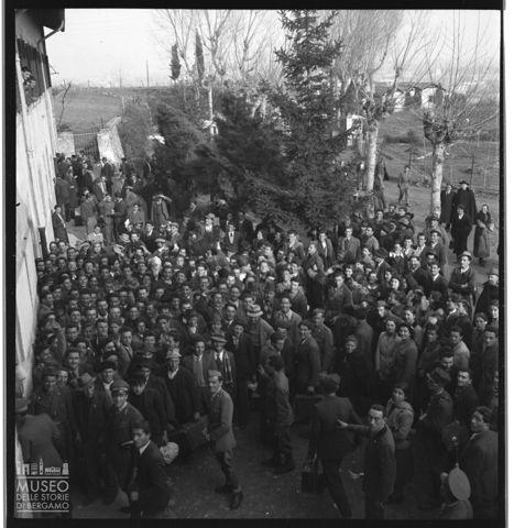 Ritratto di gruppo di civili e militari