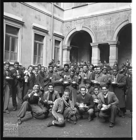 Ritratto di gruppo durante un pasto