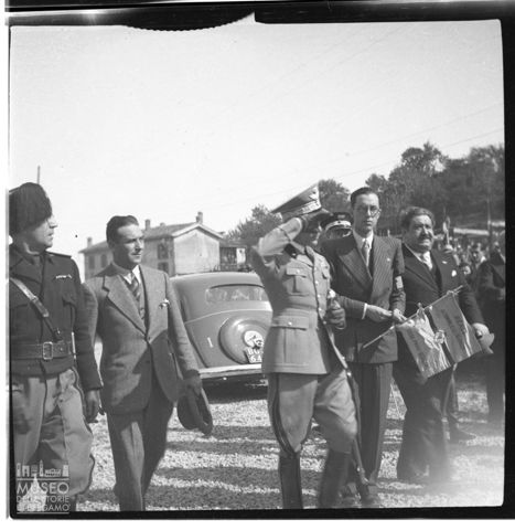 Il Duca di Bergamo ripreso insieme ad autorità militari e civili