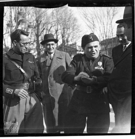 Ritratto di gruppo col segretario federale Antonio Valli