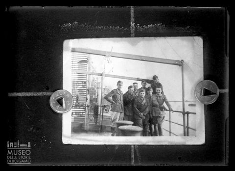 Ritratto di gruppo di militari a bordo di una nave