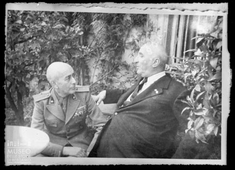Il senatore Giacomo Suardo in compagnia di un ufficiale dell'esercito