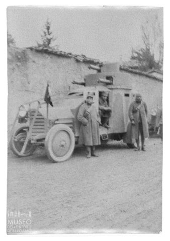 Ritratto di militari con un'automobile blindata sulla strada di Sdraussina