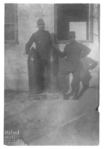Ritratto di due militari con due proietti d'artiglieria