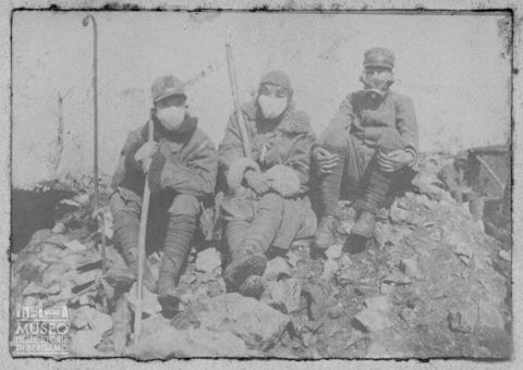 Ritratto di tre militari con maschere antigas