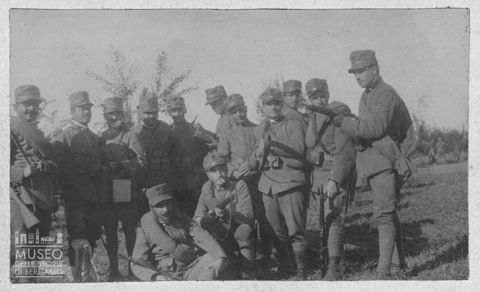 Ritratto di gruppo di militari del 30° Reggimento Fanteria della Brigata Pisa