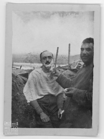 Militari si fanno la barba nelle retrovie sul Carso