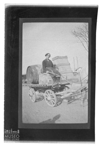 Ritratto di una donna su un carro