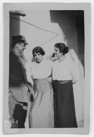 Militare ritratto con due donne