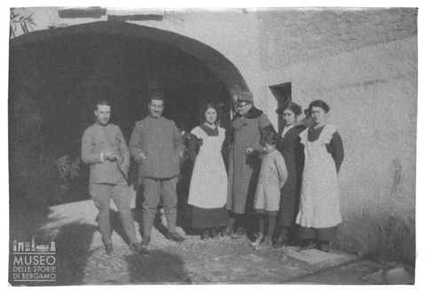 Militari in posa con le figlie del sindaco di Versa durante la Prima guerra mondiale