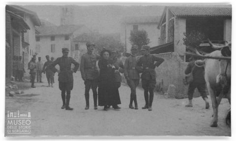 Ritratto di gruppo di militari e un cappellano