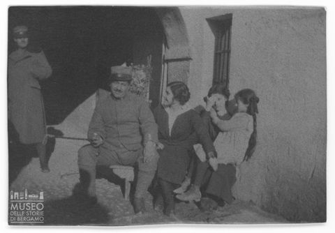 Militari in posa con le figlie del sindaco di Versa durante la Prima guerra mondiale