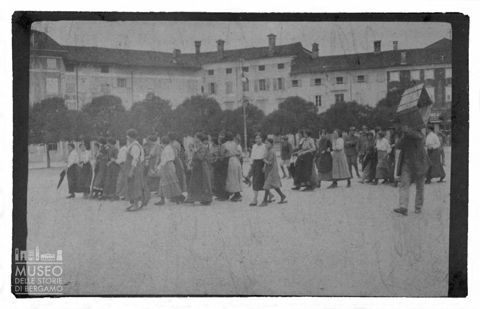 Gruppo di donne ritratte in una piazza