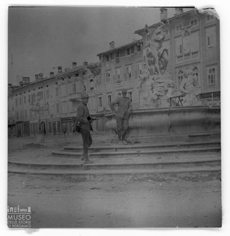 Due militari vicino alla fontana del Nettuno in piazza Grande a Gorizia