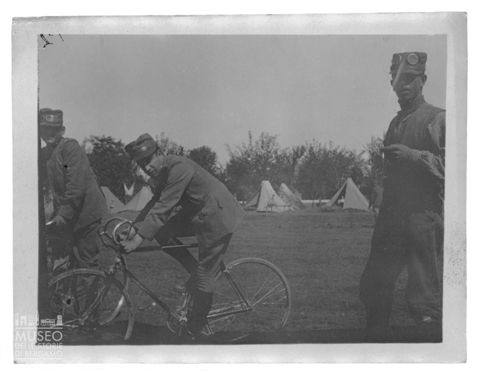 Militari in un attendamento
