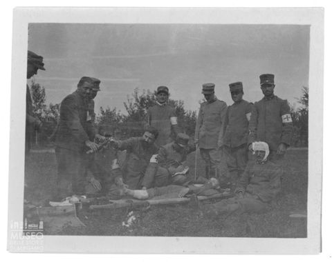 Medicazione di alcuni militari feriti