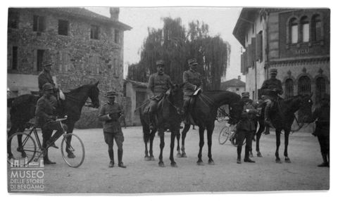Militari con cavalli e biciclette