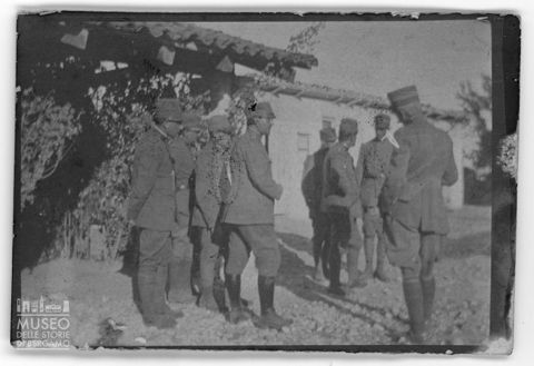 Conversazione tra militari della Prima guerra mondiale